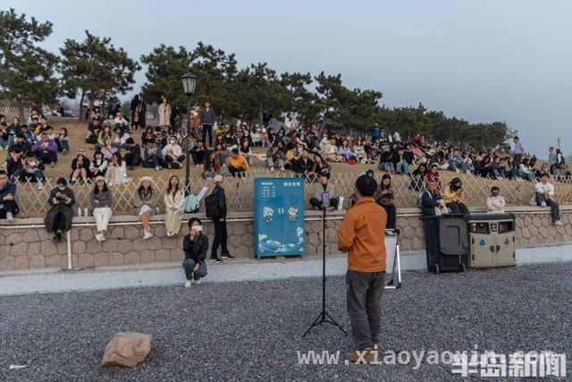 青岛小麦岛：周末夕阳下的海滨旅游热地，小麦岛春日周末：年轻人沉醉海滨落日之美