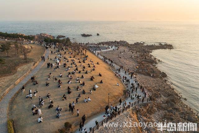 青岛小麦岛：周末夕阳下的海滨旅游热地，小麦岛春日周末：年轻人沉醉海滨落日之美
