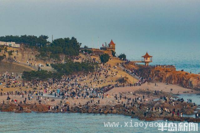 青岛小麦岛：周末夕阳下的海滨旅游热地，小麦岛春日周末：年轻人沉醉海滨落日之美