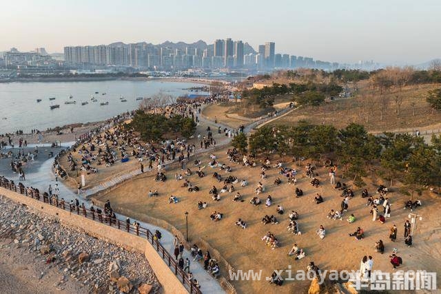 青岛小麦岛：周末夕阳下的海滨旅游热地，小麦岛春日周末：年轻人沉醉海滨落日之美