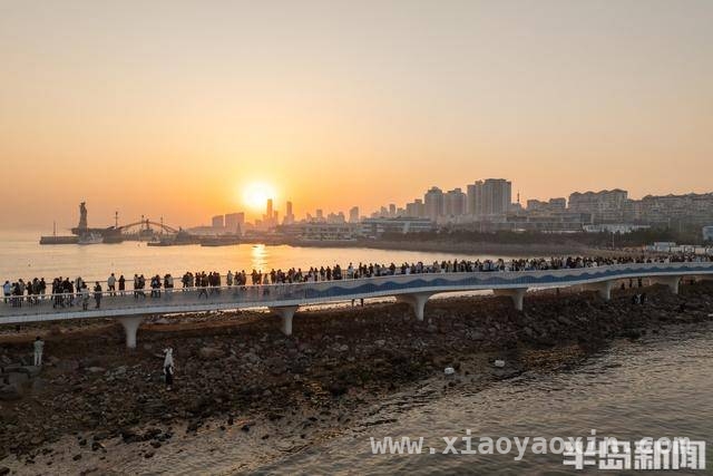 青岛小麦岛：周末夕阳下的海滨旅游热地，小麦岛春日周末：年轻人沉醉海滨落日之美