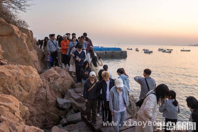 青岛小麦岛：周末夕阳下的海滨旅游热地，小麦岛春日周末：年轻人沉醉海滨落日之美