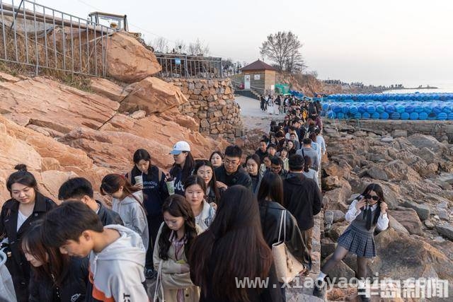 青岛小麦岛：周末夕阳下的海滨旅游热地，小麦岛春日周末：年轻人沉醉海滨落日之美