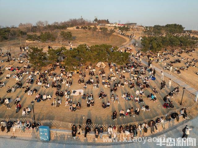 青岛小麦岛：周末夕阳下的海滨旅游热地，小麦岛春日周末：年轻人沉醉海滨落日之美