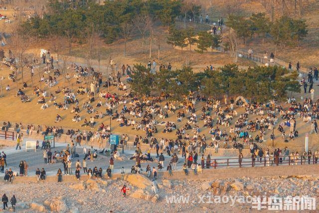 青岛小麦岛：周末夕阳下的海滨旅游热地，小麦岛春日周末：年轻人沉醉海滨落日之美