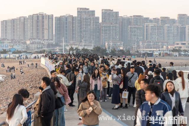 青岛小麦岛：周末夕阳下的海滨旅游热地，小麦岛春日周末：年轻人沉醉海滨落日之美