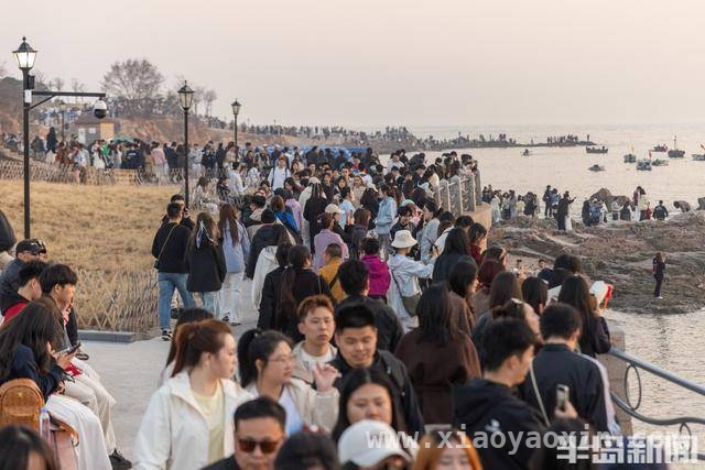 青岛小麦岛：周末夕阳下的海滨旅游热地，小麦岛春日周末：年轻人沉醉海滨落日之美