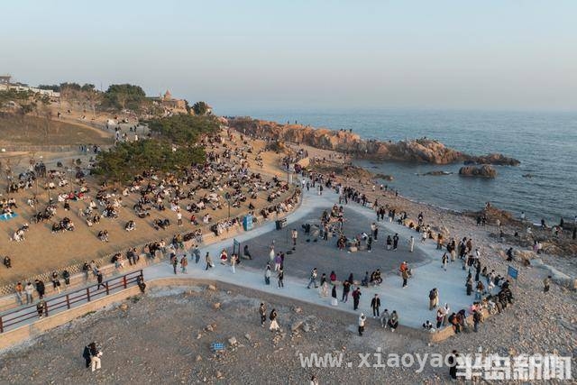青岛小麦岛：周末夕阳下的海滨旅游热地，小麦岛春日周末：年轻人沉醉海滨落日之美
