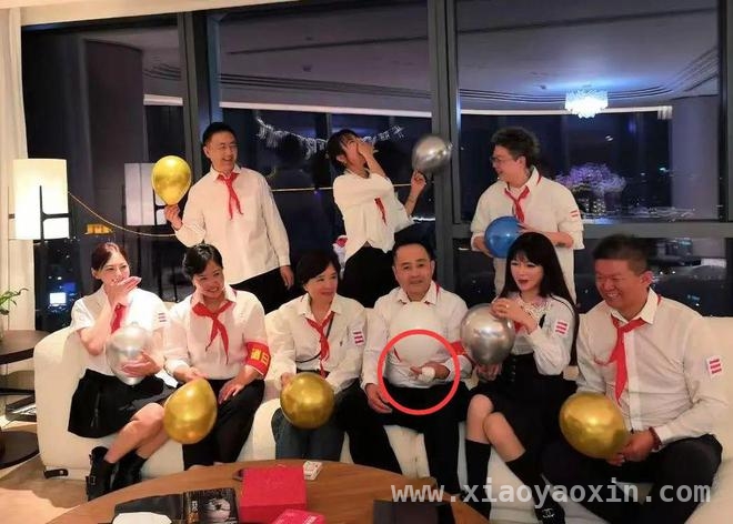 杨幂妈妈61岁生日宴曝光，基因与家庭温情齐上阵！，61岁杨幂妈妈生日宴，家庭氛围引众人羡慕