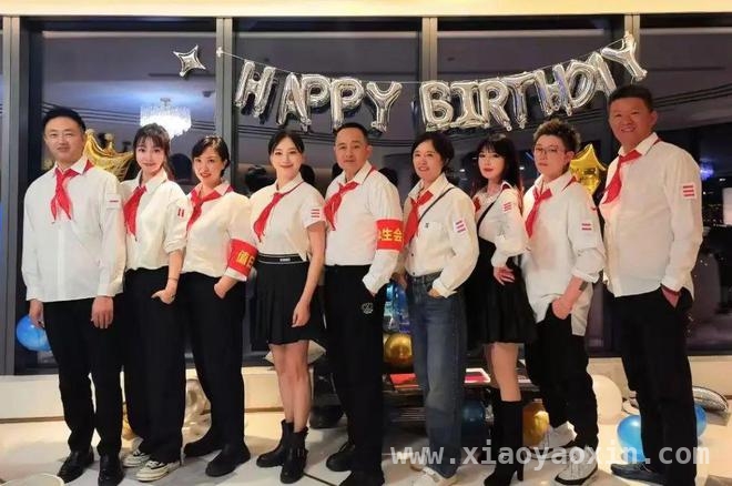 杨幂妈妈61岁生日宴曝光，基因与家庭温情齐上阵！，61岁杨幂妈妈生日宴，家庭氛围引众人羡慕