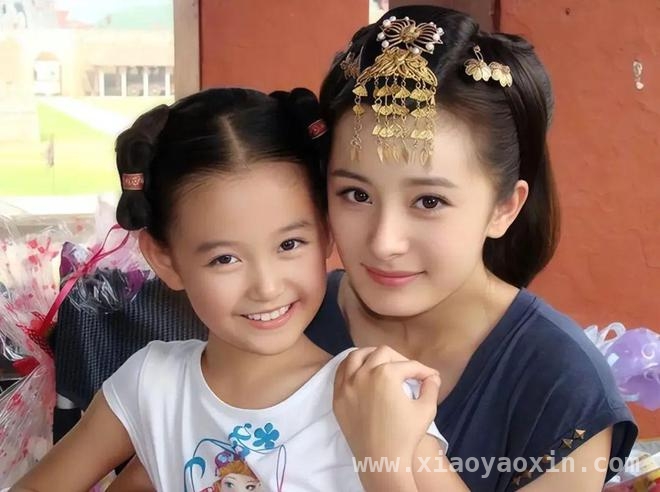 杨幂妈妈61岁生日宴曝光，基因与家庭温情齐上阵！，61岁杨幂妈妈生日宴，家庭氛围引众人羡慕