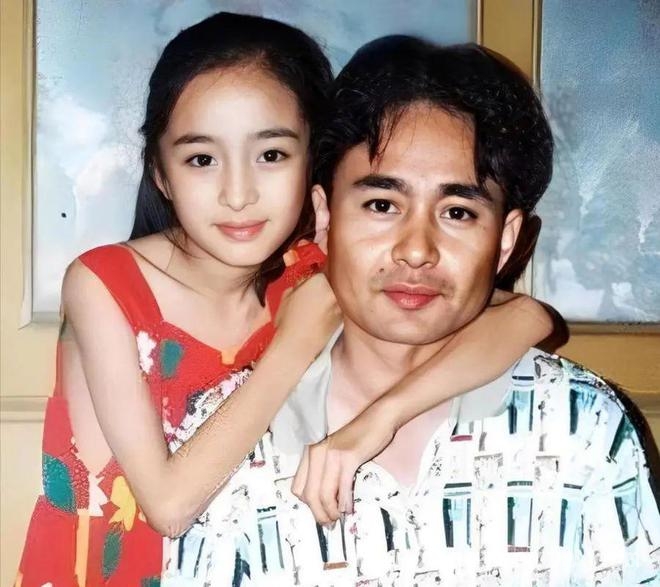 杨幂妈妈61岁生日宴曝光，基因与家庭温情齐上阵！，61岁杨幂妈妈生日宴，家庭氛围引众人羡慕