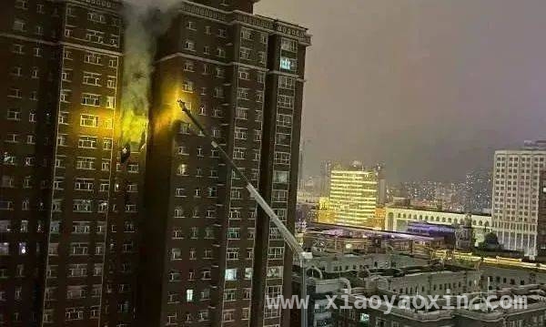 陕西民房火灾：小型煤气罐旁，消防员无畏灭火