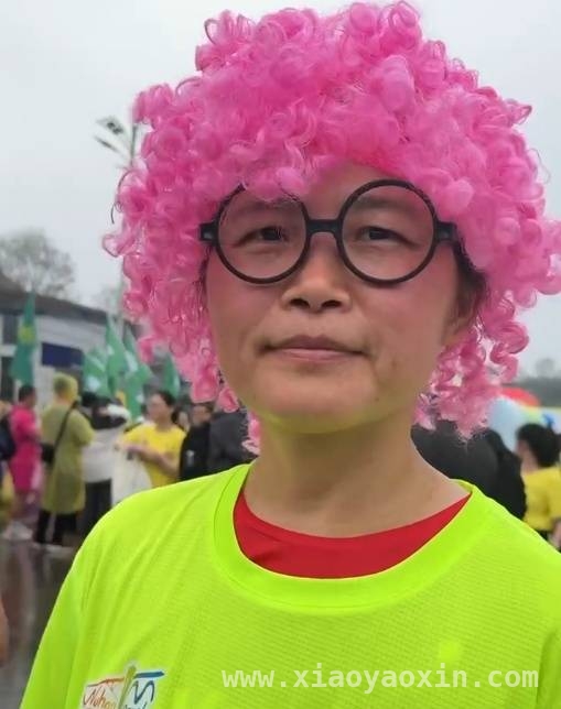 樱花季邂逅汉马，“粉发跑者”享受奔跑乐趣