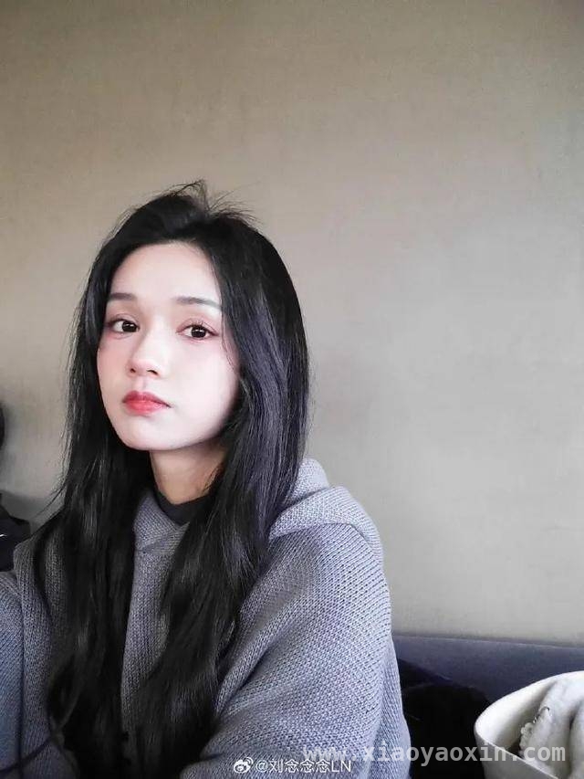 校服女孩投喂蛋挞，演员刘念感恩寻人，刘念低血糖遇好心女孩，全网寻找感恩她