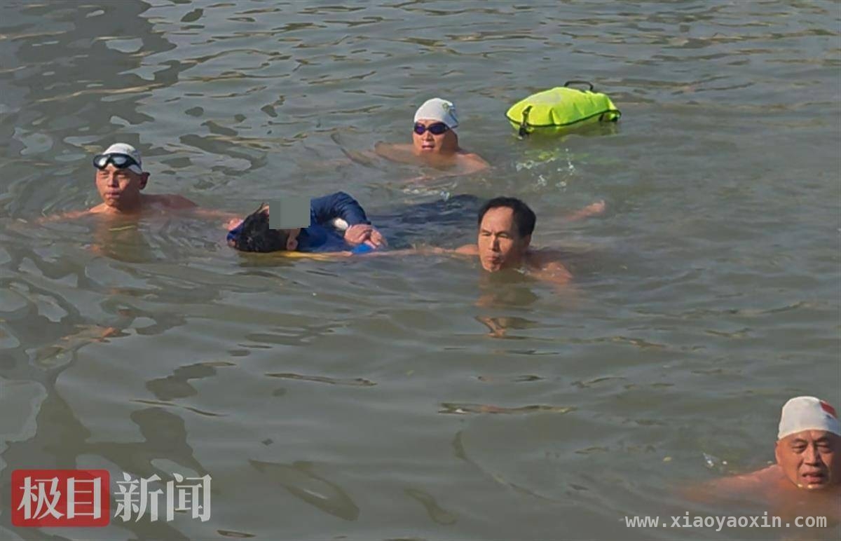 45岁队员讲述：长江救援队合力救回跳桥男子