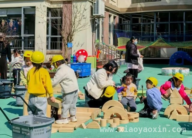华亭第二幼儿园防拐演练：真实场景考验孩子防范意识，华亭第二幼儿园：模拟拐骗场景，提升幼儿安全防范能力