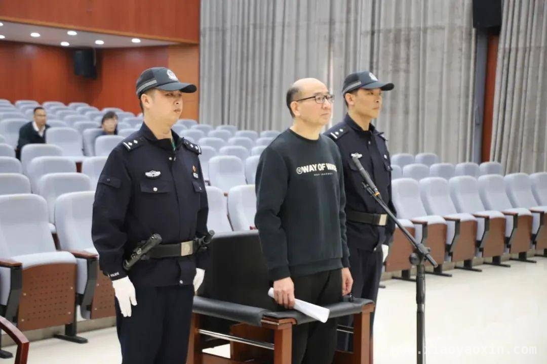 来宾市人大原主任韦平庭审认罪，巨额受贿案等待宣判，韦平受贿案一审公开开庭，工程项目背后的权钱交易浮出水面