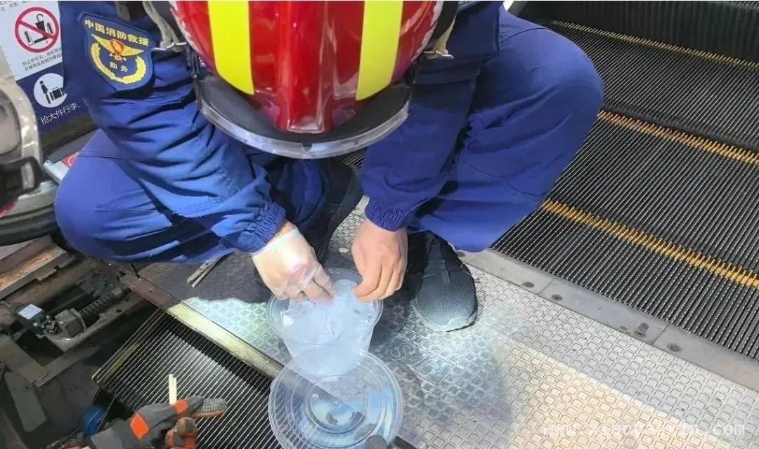 逆行之祸：一岁幼童电梯断指，消防员争分夺秒救援
