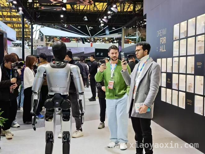 聚焦AWE2025：机器人明星产品大揭秘 AWE2025：机器人军团闪耀，谁将引领未来？
