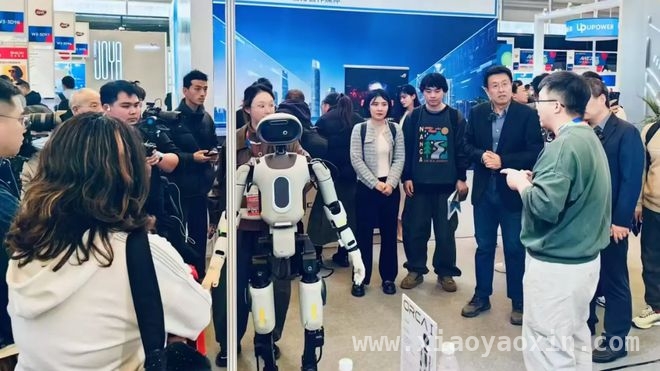 聚焦AWE2025：机器人明星产品大揭秘 AWE2025：机器人军团闪耀，谁将引领未来？