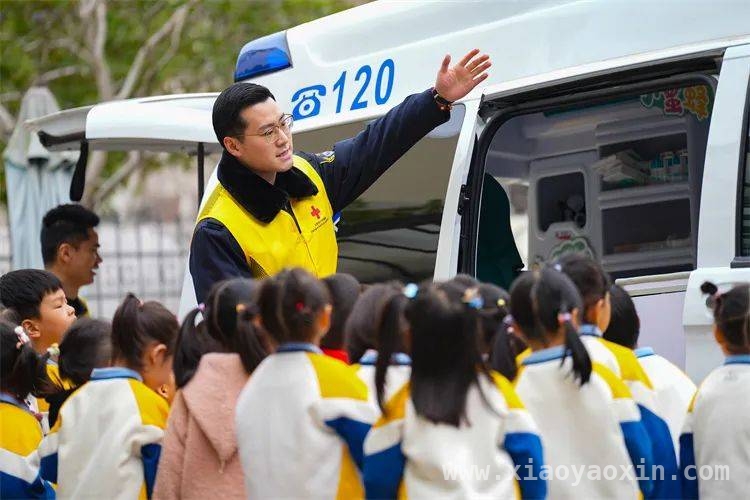 嘉定小蜜蜂队幼儿园普及急救知识，亲子共学乐趣多