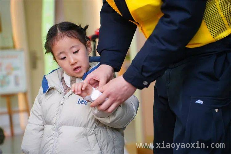 嘉定小蜜蜂队幼儿园普及急救知识，亲子共学乐趣多