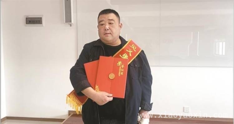 西安“好的哥”张望：见义勇为，温暖一座城，西安的哥深夜勇救四人，彰显英雄本色！