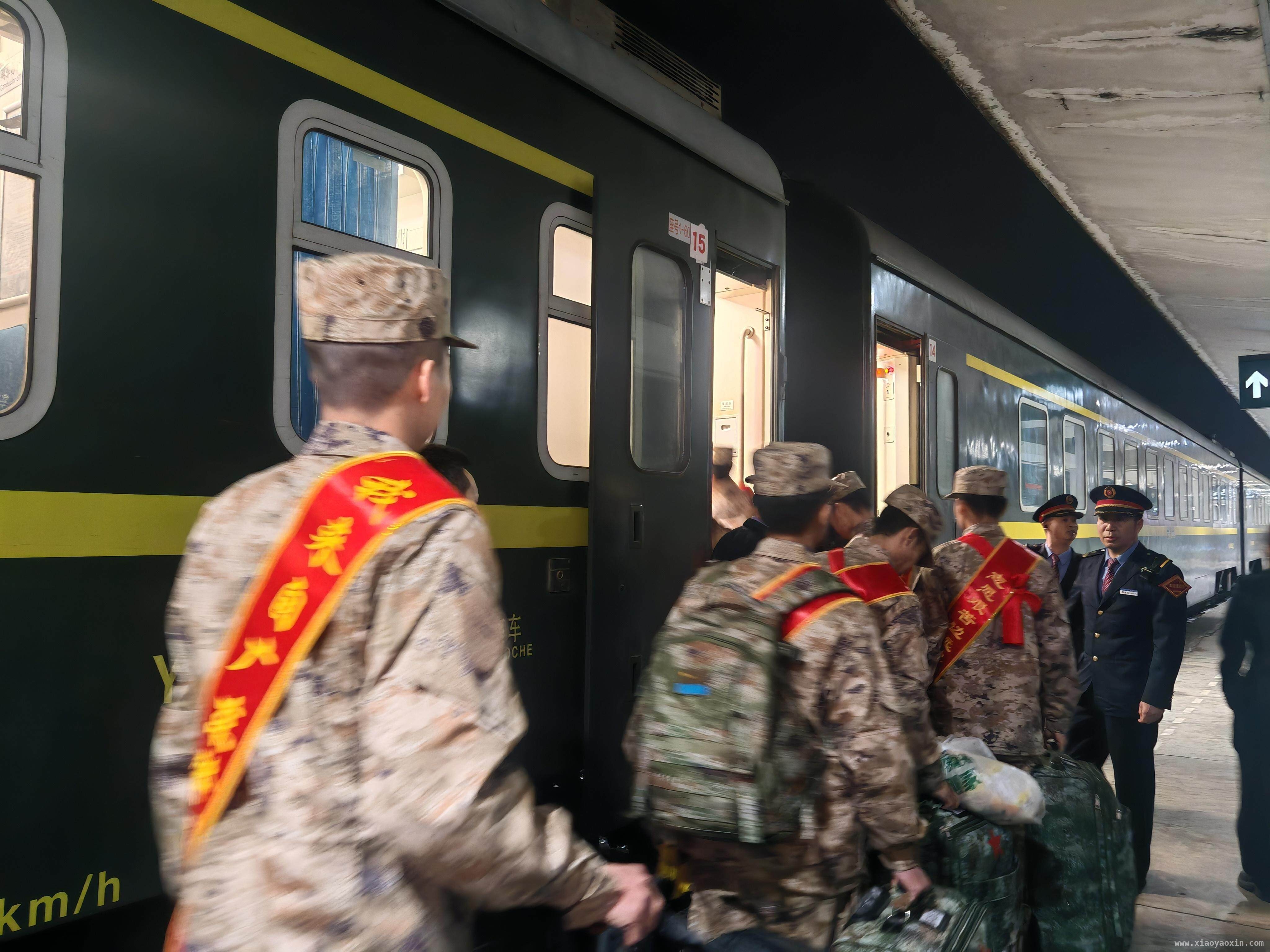 从湛江西站出发，新兵在肇庆站温暖奔赴军旅