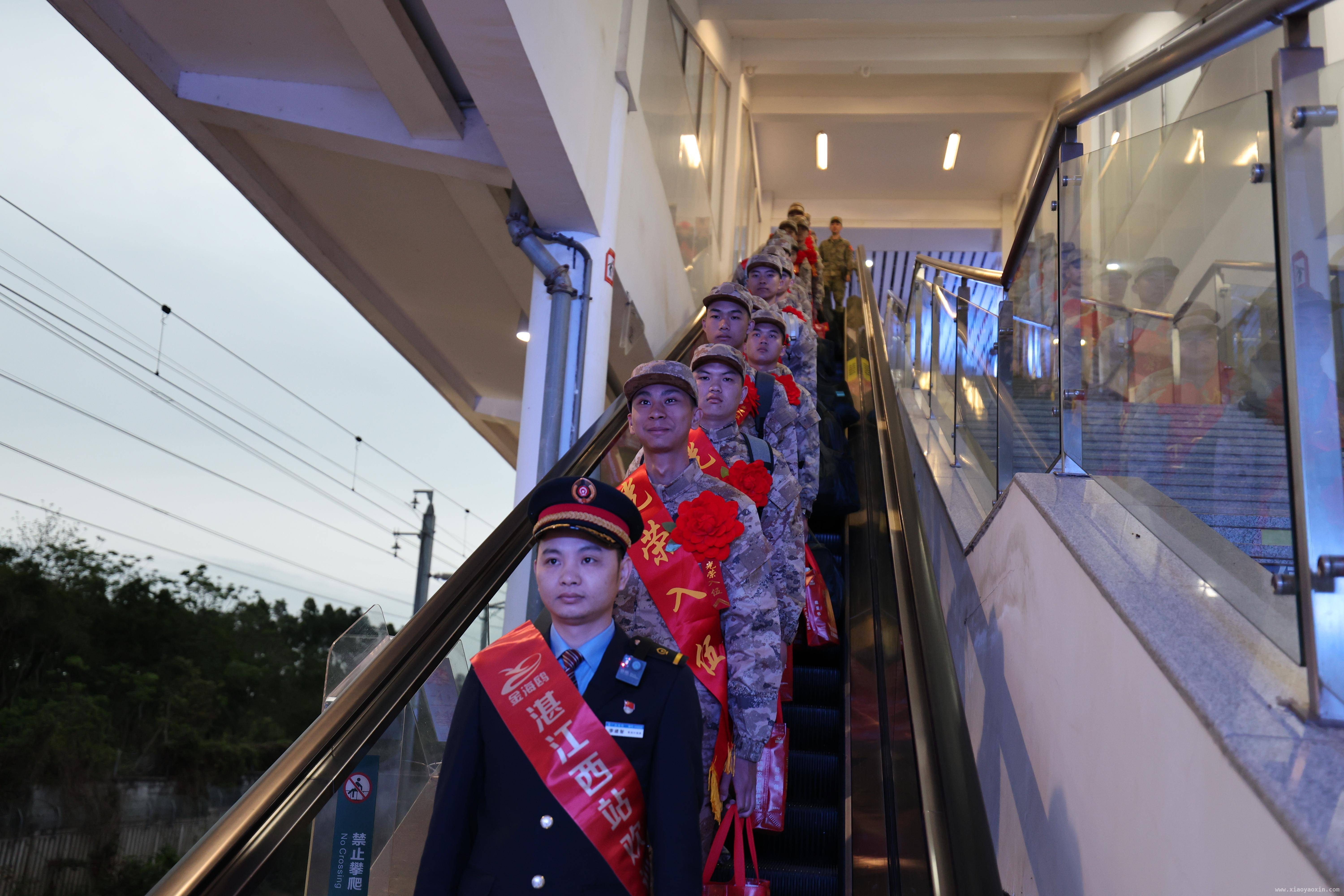 从湛江西站出发，新兵在肇庆站温暖奔赴军旅