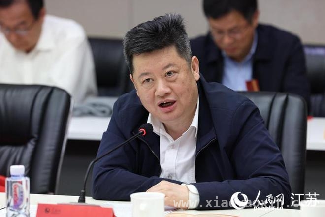 南京“人民荟客厅”：民营经济发展的智慧碰撞 冯新南谈民营经济：江苏实践的关键要点