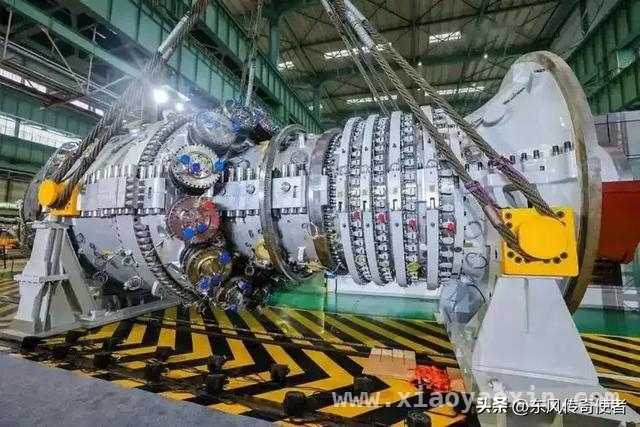震撼！十年间中国军事力量实现惊人跨越，十年磨剑：中国军事力量从追赶者到引领者的华丽转身