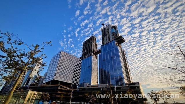 登上“云端”！前海自贸时代中心高空连廊提升完成，深圳前海自贸时代中心：连廊提升助力大湾区高质量发展