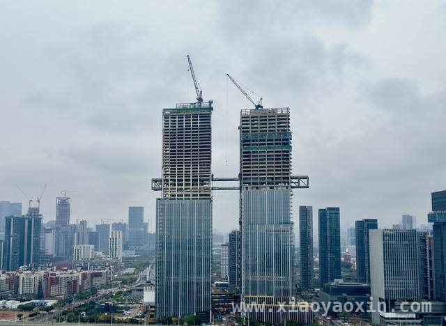 登上“云端”！前海自贸时代中心高空连廊提升完成，深圳前海自贸时代中心：连廊提升助力大湾区高质量发展