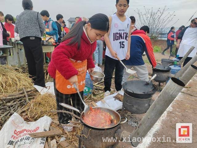 舌尖美食与爱心义卖，富顺龙硐学校传承雷锋精神
