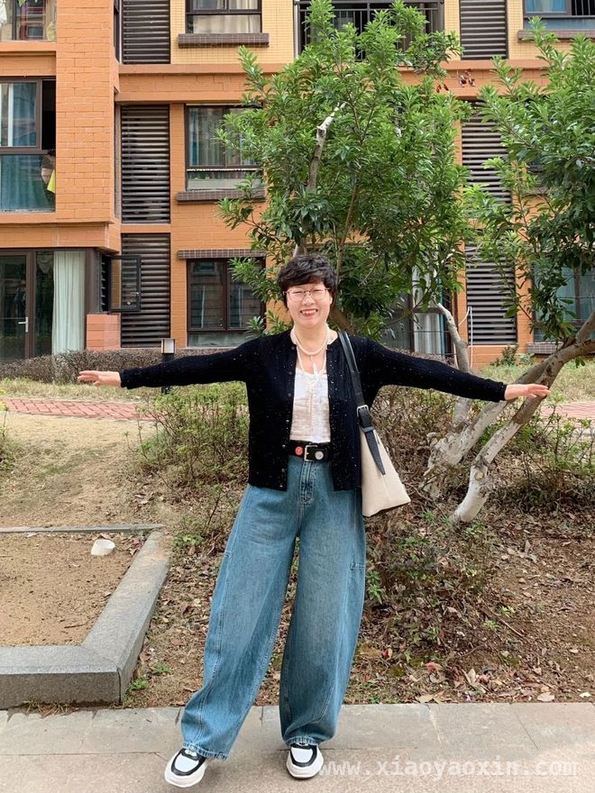 50多岁阿姨照搬薇娅穿搭，大龄女性时尚秘籍大揭秘，看50+素人阿姨如何借鉴薇娅穿搭，美出新高度