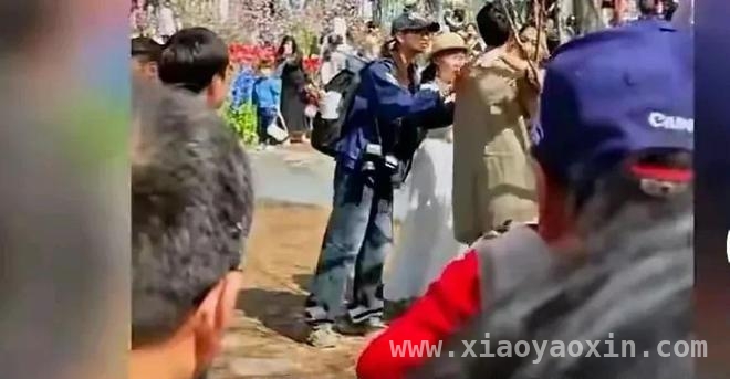 植物园里的闹剧：熊孩子摘花，蛮横父亲大闹现场！，善意劝阻引轩然大波，护犊子家长成众矢之的！