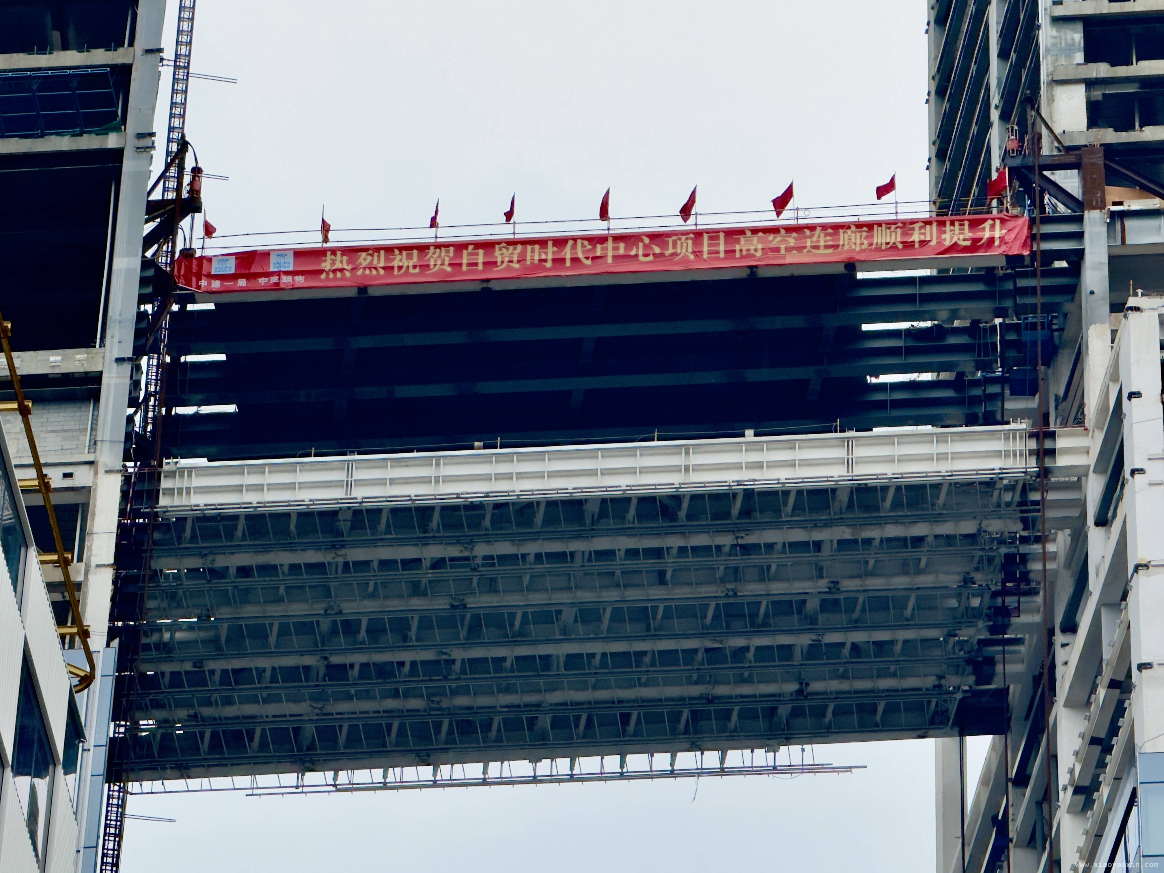 深圳前海自贸时代中心高空连廊完成提升，“微缩城市”崛起，惊艳！深圳在施最高连廊——前海自贸时代中心高空连廊提升完成