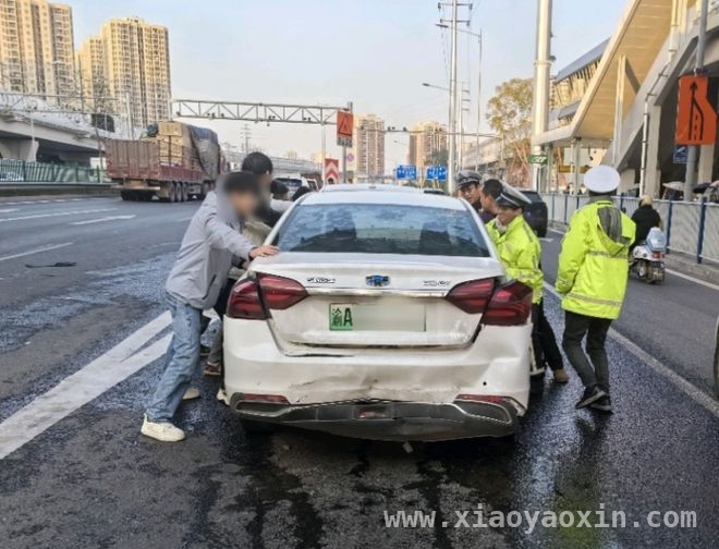 大渡口民警巡逻显身手，快速化解交通事故危机