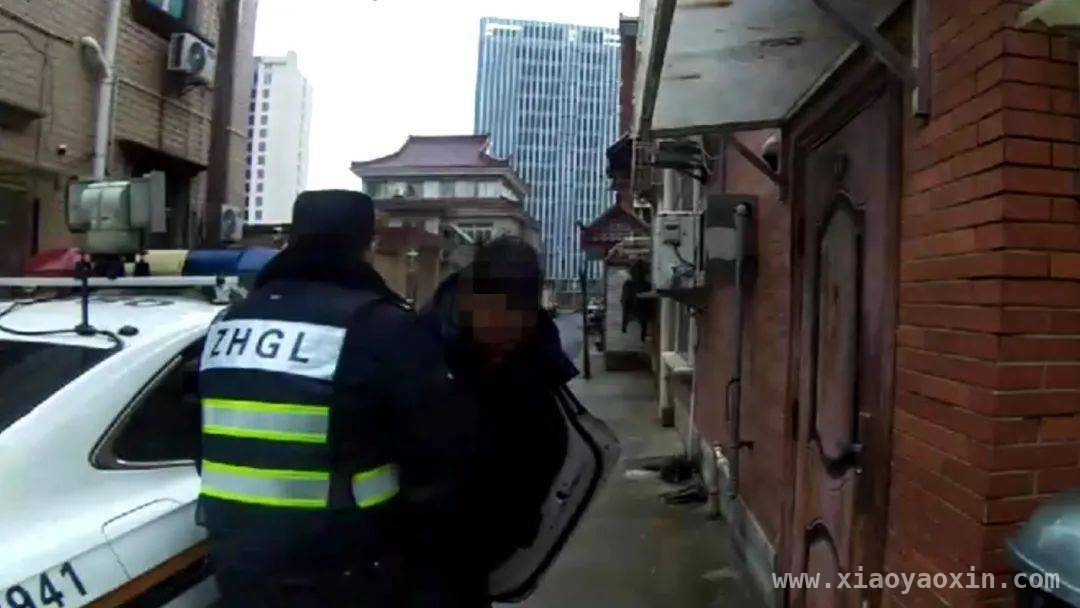 上海街头上演暖心救助，晕倒老人获众人相助 上海徐泾：热心群众合力救助晕倒老人