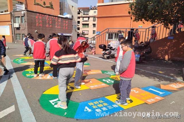 地面游戏新体验，咸宁市第三实验小学助力学生快乐成长，创意地面游戏，让咸宁市第三实验小学校园课间活力四射