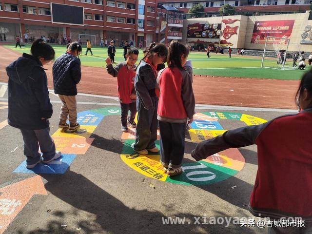 地面游戏新体验，咸宁市第三实验小学助力学生快乐成长，创意地面游戏，让咸宁市第三实验小学校园课间活力四射