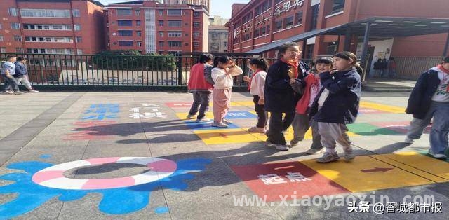 地面游戏新体验，咸宁市第三实验小学助力学生快乐成长，创意地面游戏，让咸宁市第三实验小学校园课间活力四射