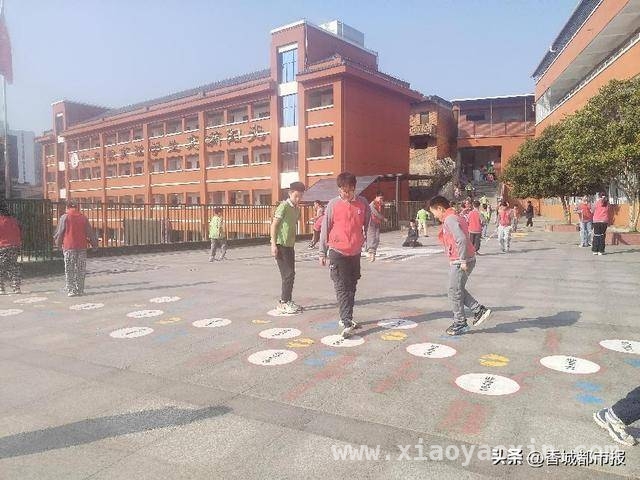 地面游戏新体验，咸宁市第三实验小学助力学生快乐成长，创意地面游戏，让咸宁市第三实验小学校园课间活力四射