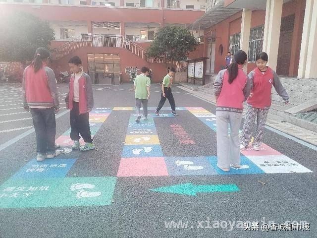 地面游戏新体验，咸宁市第三实验小学助力学生快乐成长，创意地面游戏，让咸宁市第三实验小学校园课间活力四射