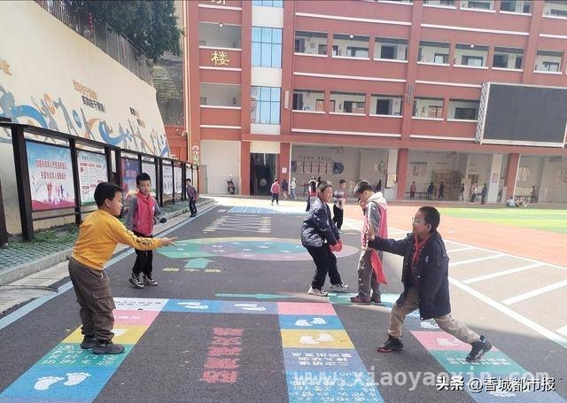 地面游戏新体验，咸宁市第三实验小学助力学生快乐成长，创意地面游戏，让咸宁市第三实验小学校园课间活力四射