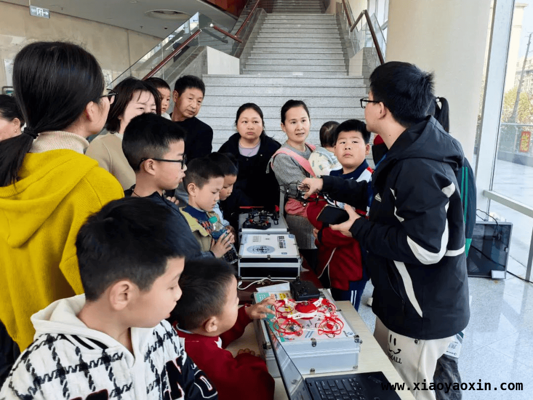 聚焦武宁：中小学数字素养提升活动点燃科技热情 武宁县2025年度中小学数字素养活动拉开帷幕，激发学生无限潜能