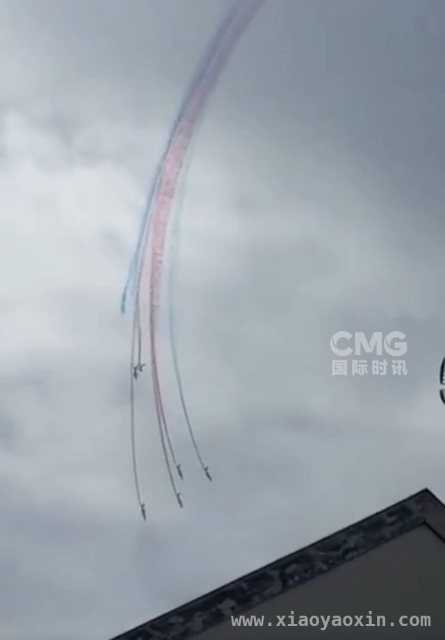 法国空军飞行表演队两架飞机相撞，飞行员乘客成功逃生，“法兰西巡逻兵”飞行训练事故：两架飞机相撞三人弹射获救
