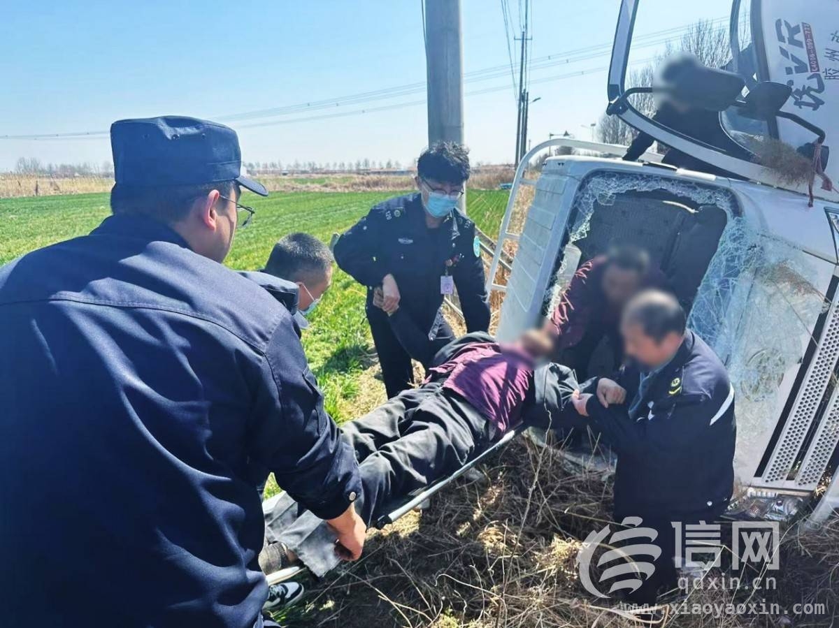 货车侧翻人员被困，胶州民警破窗上演生命救援，胶州民警紧急破窗，成功救出货车被困司机