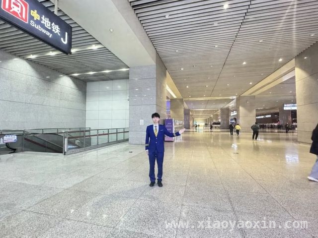 打卡郑州东站西广场，领略城市别样魅力，郑州东站西广场出圈，打卡攻略大揭秘